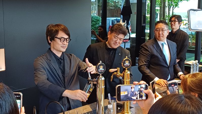 지난 11일 서울 성수동 삿포로 프리미엄 비어스탠드에서 타나베 토시히로 삿포로 맥주 매니저(왼쪽 첫번째)가 생맥주를 직접 따르고 있다. 사진=이환주 기자 