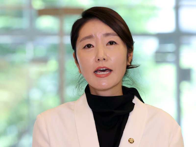 강선우 여성가족부 장관 후보자가 26일 오후 서울 종로구 이마빌딩에 마련된 인사청문회 사무실로 출근하며 소감을 밝히고 있다. 2025.6.26/뉴스1 ⓒ News1 황기선 기자 /사진=뉴스1