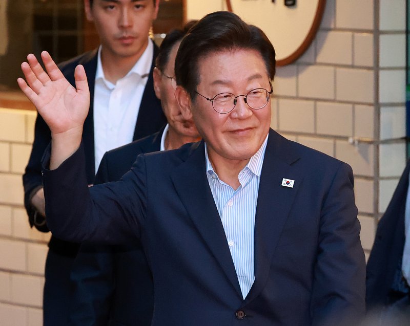 [서울&#x3D;뉴시스] 이영환 기자 &#x3D; 이재명 대통령이 11일 서울 종로구 광화문의 한 식당에서 식사를 마친 후 시민들에게 손인사를 하고 있다. 이 대통령은 SNS에 식사 계획을 알리며 &quot;이처럼 어려운 시기에 21일부터 시행되는 민생회복 소비쿠폰 정책이 내수 진작과 지역 경제 활성화에 활력을 불어넣길 기대한다&quot;고 밝혔다. 2025.07.11. 20hwan@newsis.com &lt;저작권자ⓒ 공감언론 뉴시스통신사. 무단전재-재배포 금지.&gt; &#x2F;사진&#x3D;뉴시스화상
