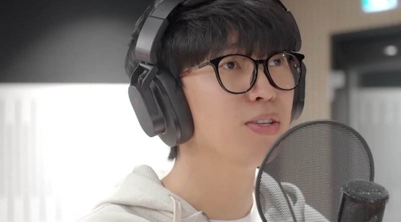 가수 임영웅이 지난 4월 17일 유튜브 채널을 통해 신곡 '천국보다 아름다운' 녹음 현장을 공개했다. 유튜브 채널 '임영웅' 화면 캡처