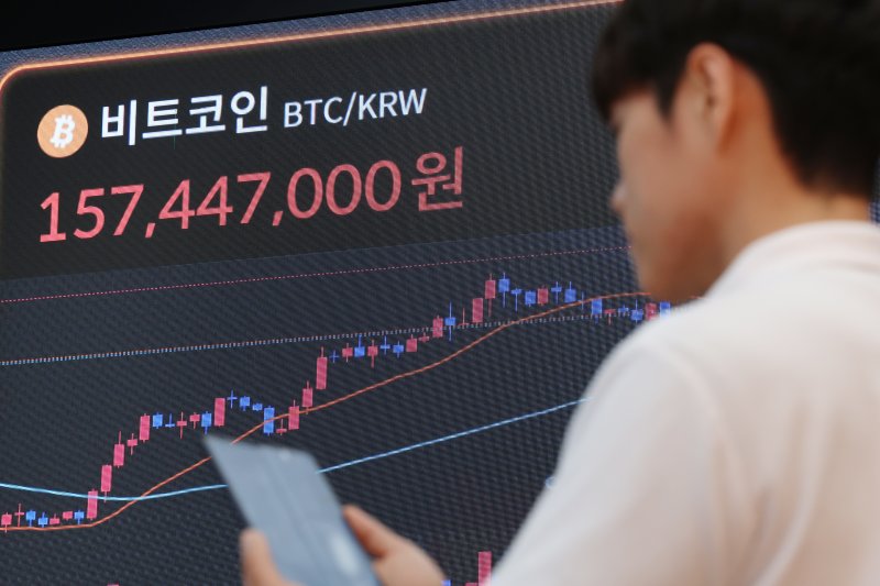 14일 서울 강남구 빗썸라운지에 전광판에 비트코인 등 가상화폐 시세가 나오고 있다. /사진=뉴시스