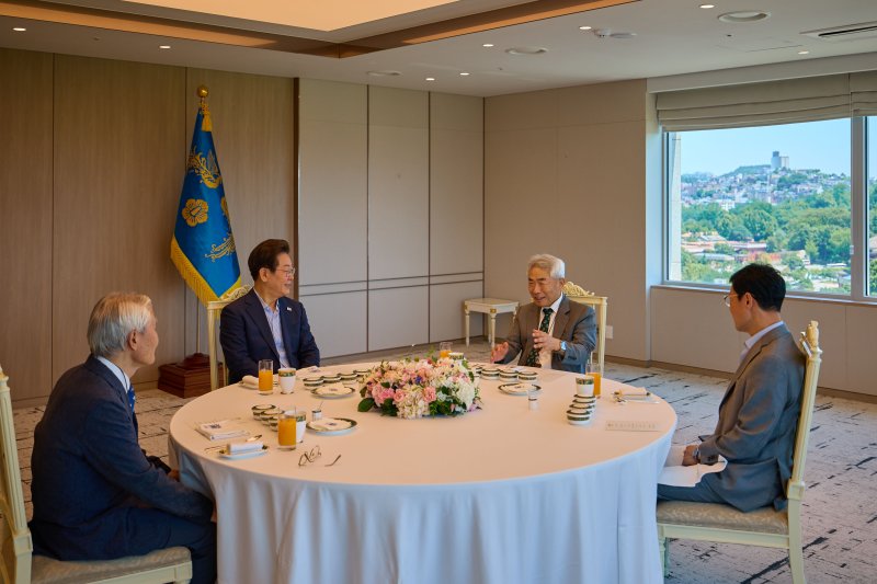 이재명 대통령이 11일 서울 용산 대통령실에서 조갑제 조갑제닷컴 대표, 정규재 전 한국경제 주필과 오찬 회동을 하고 있다. 대통령실 제공