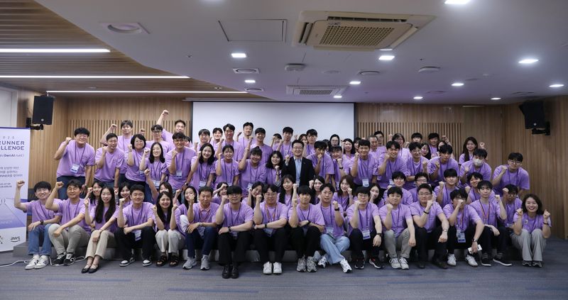 지난 10일 서울시 <span id='_stock_code_016880' data-stockcode='016880'>웅진</span> 청계사옥에서 열린 '2025 AI RUNNER CHALLENGE' 시상식에서 이수영 대표이사(맨 앞줄 가운데)와 참가자들이 기념 촬영을 하고 있다. 웅진 제공