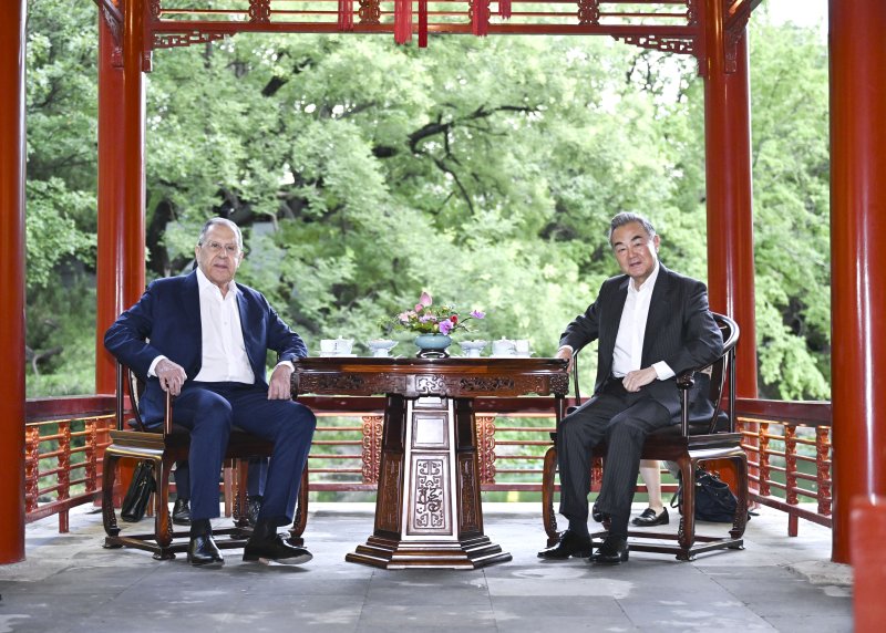 왕이 중국 외교부장(오른쪽)과 세르게이 라브로프 러시아 외무부 장관이 13일 베이징에서 만나 회담하고 있다.신화뉴시스