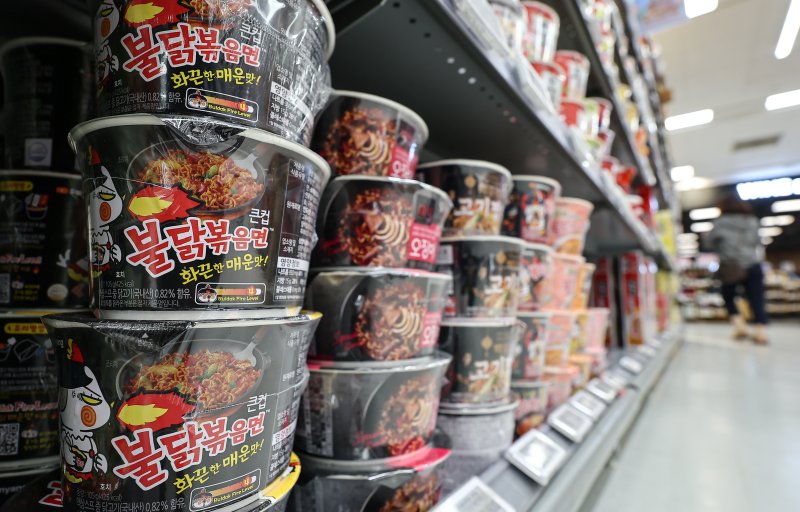 서울 시내 한 대형마트에 진열된 삼양식품의 불닭볶음면. 뉴스1 제공