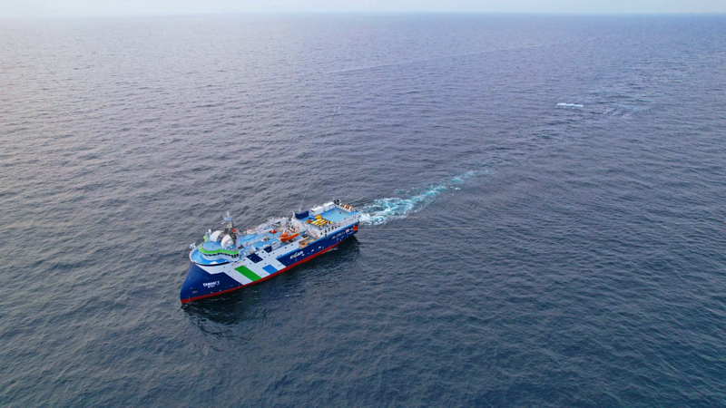 최첨단 물리탐사연구선인 탐해3호가 동해에서 스트리머 장비를 활용해 탄성파 탐사를 수행하고 있는 모습. 한국지질자원연구원 제공