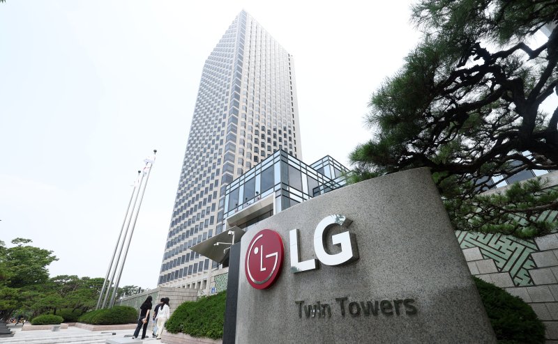 7일 <span id='_stock_code_003550' data-stockcode='003550'>LG</span>전자 본사가 소재한 서울 여의도 LG트윈타워의 모습. 뉴시스