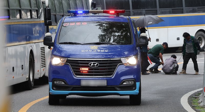 14일 오후 윤석열 전 대통령이 수감된 서울구치소로 호송 차량이 들어가고 있다. 조은석 내란 특검팀은 이날 윤 전 대통령이 서울구치소 수용실에서 나가기를 거부하는 등 인치 집행에 불응해 15일 오후 2시 인치하도록 지휘하는 공문을 다시 보낸다고 밝혔다. 뉴스1