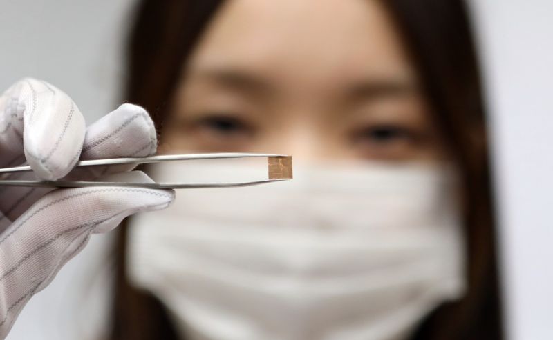 코퍼 포스트(Cu-Post) 기술을 적용한 <span id='_stock_code_011070' data-stockcode='011070'>LG이노텍</span>의 RF-SiP 기판. LG이노텍 제공