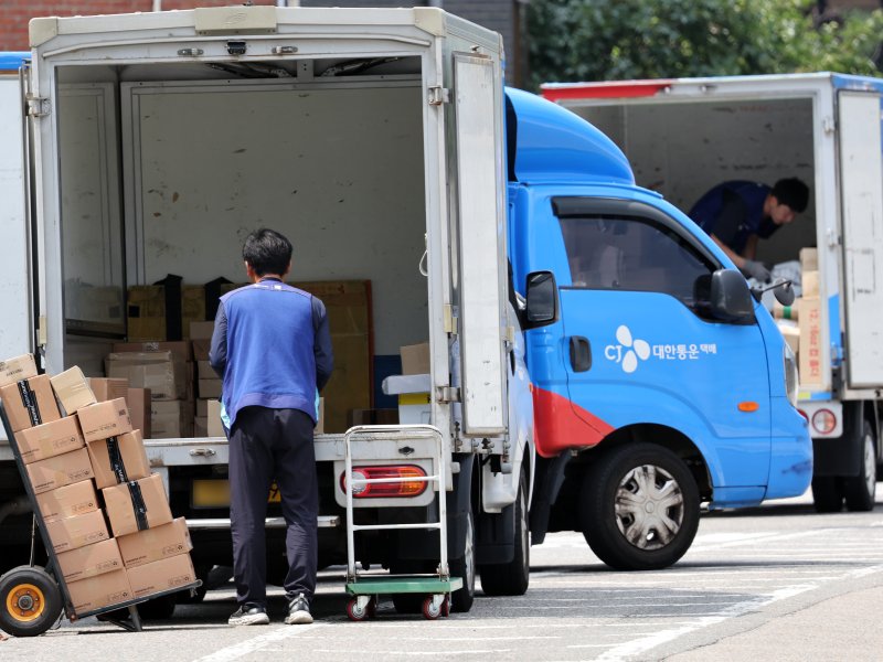 연일 폭염이 이어지고 있는 지난 9일 서울 시내 한 택배물류센터에서 노동자가 택배 분류 작업을 하고 있다. 뉴스1 제공