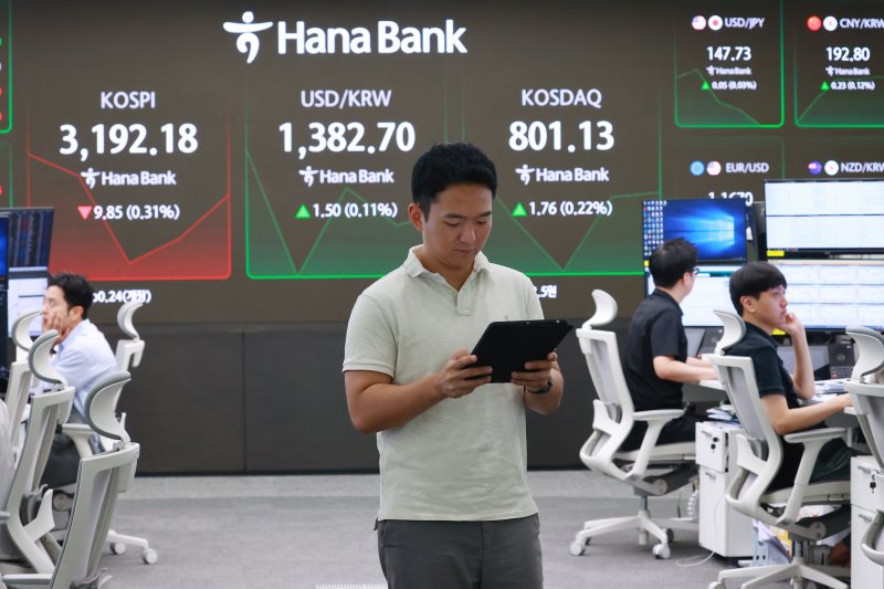 코스피, 3,190선 약보합세 출발 (서울=연합뉴스) 진연수 기자 = 15일 오전 서울 중구 하나은행 딜링룸에서 직원들이 업무를 보고 있다. 이날 코스피는 전장보다 7.21포인트(0.23%) 내린 3,194.82에 코스닥 지수는 0.87포인트(0.11%) 오른 800.24,에 개장했다. 2025.7.15 jin90@yna.co.kr (끝)