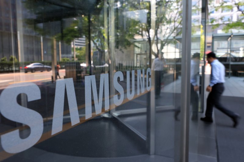 삼성전자가 지난 2&middot;4분기 영업이익 4조 6,000억 원을 잠정 기록해 전년 동기 대비 55.9% 하락했다고 공시한 지난 8일 서울 서초구 삼성전자 서초사옥으로 직원 등이 오가고 있다. 뉴스1