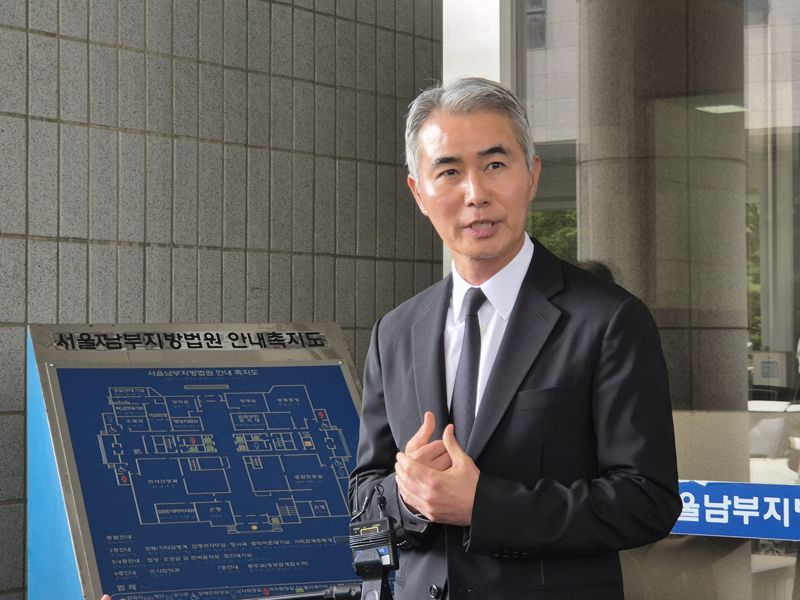 15일 오후 서울 양천구 서울남부지방법원에서 열린 1심 선고공판에서 무죄를 선고받은 뒤 장현국 전 위메이드 대표가 취재진에 입장을 밝히고 있다. 사진=장유하 기자