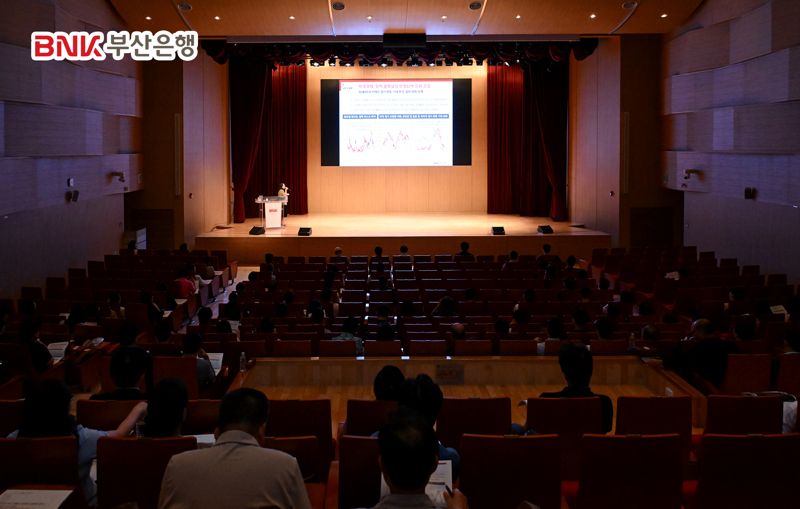 <span id='_stock_code_005280' data-stockcode='005280'>부산은행</span>이 15일 부산·울산·경남지역 수출입기업 담당자 150명을 초청해 '2025년 하반기 환율 및 글로벌 경제 전망'을 주제로 세미나를 열었다. BNK부산은행 제공