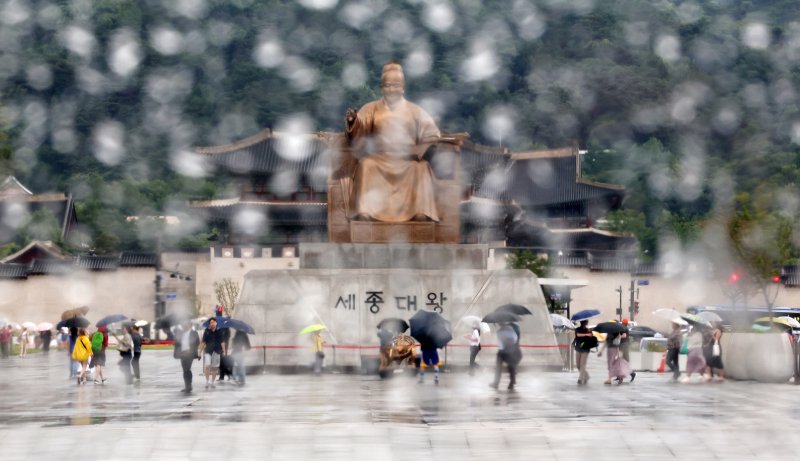 서울 광화문광장에서 시민들이 우산을 쓰고 이동하고 있다. (자료사진) 뉴시스