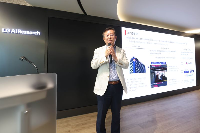 코오롱베니트 이종찬 전무가 지난 15일 <span id='_stock_code_003550' data-stockcode='003550'>LG</span> AI연구원에서 열린 ‘엑사원 파트너스 데이’에 참여해 당사 ‘AI 비전 인텔리전스’ 기술을 설명하고 있다. 코오롱베니트 제공
