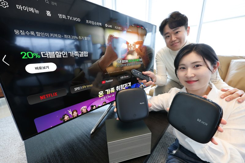 모델들이 <span id='_stock_code_030200' data-stockcode='030200'>KT</span> 그룹의 미디어 플랫폼 확대를 소개하고 있다. KT 제공