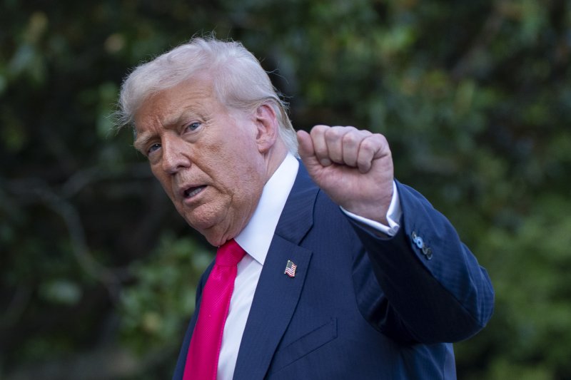 도널드 트럼프 미국 대통령이 15일(현지 시간) 워싱턴 백악관에 도착해 취재진에 주먹을 들어 보이고 있다. 사진=뉴시스