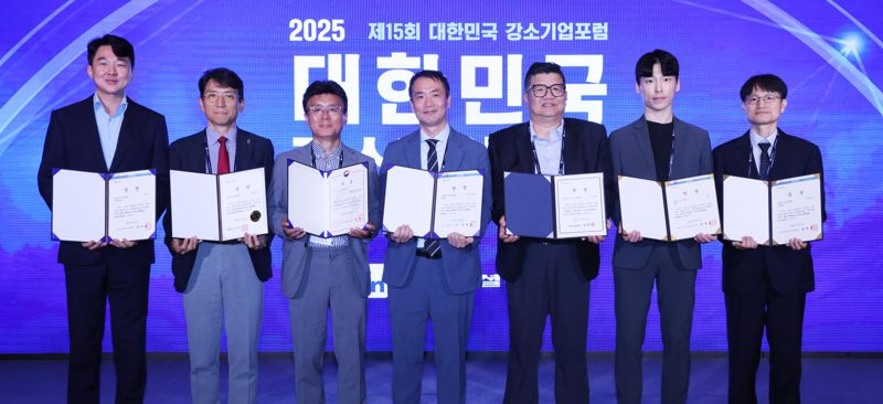 파이낸셜뉴스 주최로 16일 서울 여의도 콘래드호텔에서 열린 &#39;2025 강소기업대상&#39;에서 수상자들이 기념 촬영을 하고 있다. 왼쪽부터 송성근 아이엘 의장, 김태민 에코앤드림 부사장, 황주원 제주반도체 전무, 유영국 파크시스템스 부사장, 임영진 저스템 대표, 양정호 앳홈 대표, 송의 알서포트 부사장. 사진&#x3D;박범준 기자