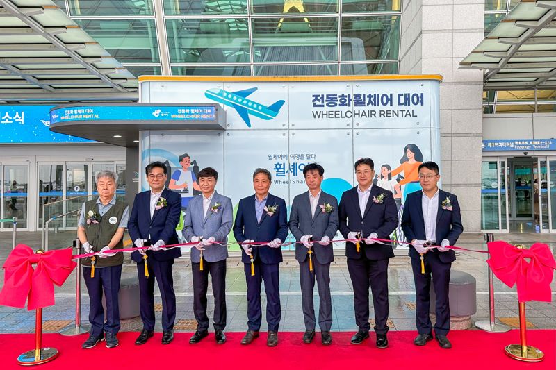 이학재 인천국제공항공사 사장(왼쪽 네번째)이 16일 인천공항 제1여객터미널 3층 장애인안심여행센터에서 열린 '전동화 휠체어 개소식'에서 <span id='_stock_code_005380' data-stockcode='005380'>현대차</span>그룹 및 사단법인 그린라이트 관계자들과 기념촬영을 하고 있다. 인천국제공항공사 제공