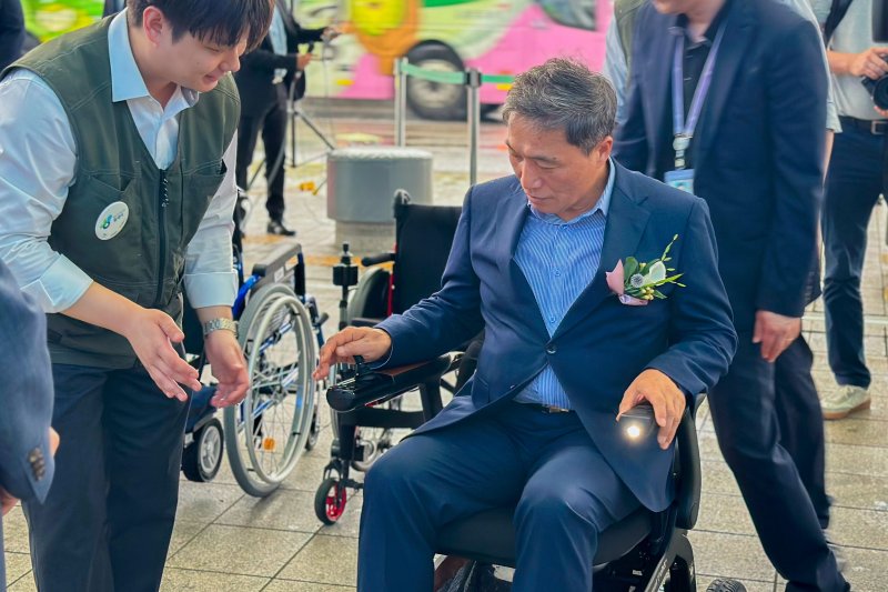 이학재 인천국제공항공사 사장이 16일 인천공항 제1여객터미널 장애인안심여행센터에서 열린 '인천공항 교통약자 전동화 휠셰어 대여소 개소식'에서 전동화 휠체어를 시연하고 있다. 인천국제공항공사 제공