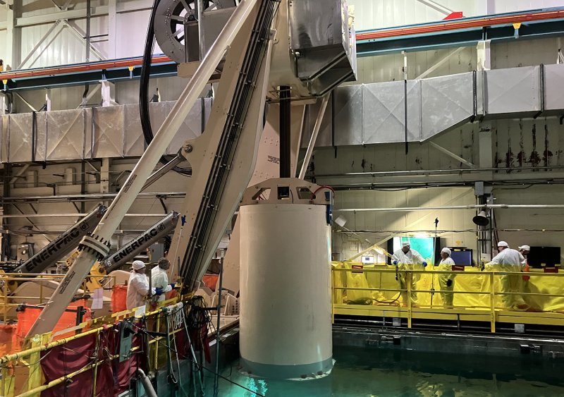 <span id='_stock_code_000720' data-stockcode='000720'>현대건설</span>이 홀텍(Holtec)사와 함께 인디안포인트 원전해체를 위해 사용후핵연료 저장용기를 특수 인양 시스템을 활용해 이송하는 모습. 현대건설 제공