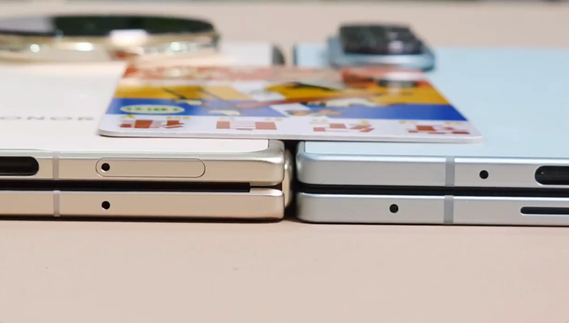 아너 '매직 V5'(왼쪽)와 <span id='_stock_code_005930' data-stockcode='005930'>삼성전자</span> '갤럭시 Z 폴드7'. 아이빙저우 X 캡처 