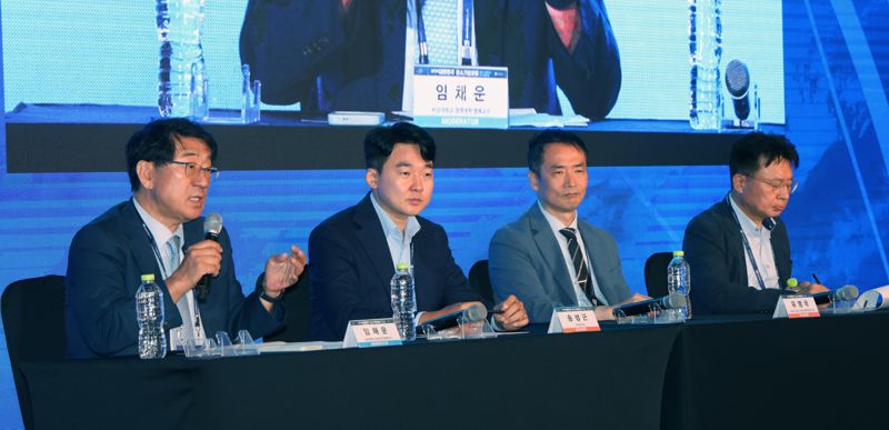 파이낸셜뉴스 주최로 16일 여의도 콘래드호텔에서 열린 '제15회 대한민국 강소기업포럼'에서 임채운 서강대학교 경영대학 명예교수의 사회로 패널토론이 진행되고 있다. 왼쪽부터 임 명예교수, 송성근 아이엘 의장, 유영국 파크시스템스 미래사업개발부 부사장, 이병헌 광운대학교 경영대학 교수. 사진=박범준 기자