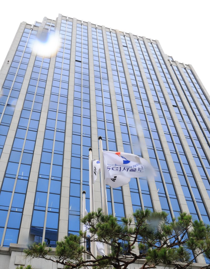 '랜섬웨어'에 흔들리는 SGI서울보증 (서울=연합뉴스) 최재구 기자 = 16일 서울 종로구 SGI서울보증 본사 앞에 사기가 바람에 날리고 있다. 랜섬웨어 공격을 받은 SGI서울보증의 시스템 복구가 길어질 것으로 전망된다. SGI서울보증은 백업 데이터를 이용해 최근 거래를 복구하는 한편 소비자 피해를 줄이기 위해 '선 실행 후 보증'이 가능한 상품은 관계기관과 협의해 보증을 유예하고, 이행보증보험 등 일부 상품은 지점에서 수기로 발급 중이다. 2025.7.16 jjaeck9@yna.co.kr (끝)