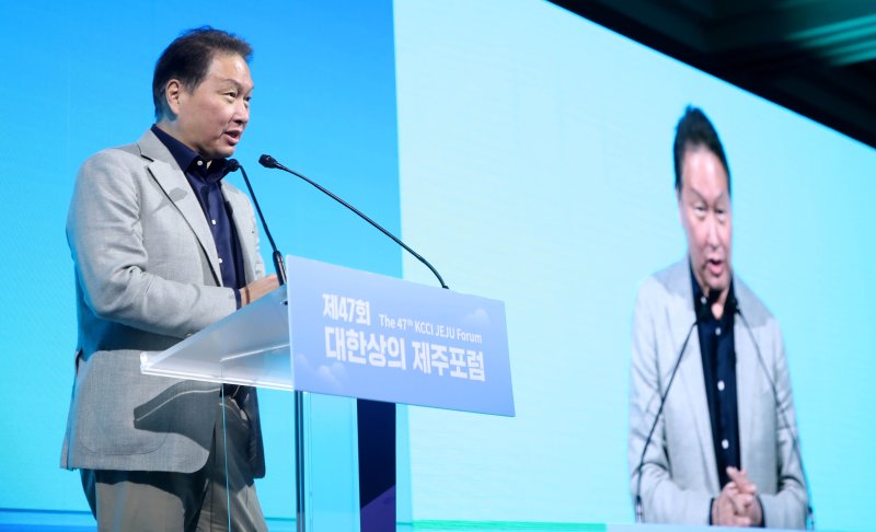 최태원 <span id='_stock_code_034730' data-stockcode='034730'>SK</span>그룹 겸 대한상공회의소 회장이 지난해 열린 제47회 대한상의 하계 포럼에서 폐회사를 하고 있다. 대한상의 제공