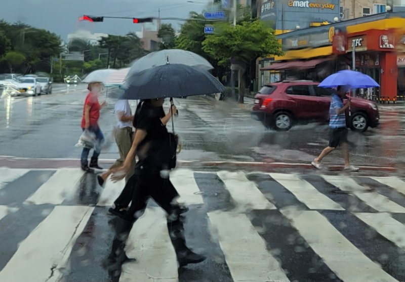 [춘천=뉴시스] 17일 강원특별자치도 재난안전대책본부에 따르면 이날 오전 5시 현재 강원지역에는 원주 96.0mm, 홍천 96.0mm, 춘천 84.0mm, 횡성 78.0mm, 인제 67.0mm,평창 58.0mm, 영월 41.6mm의 폭우가 쏟아진 가운데 이날 오전 5시 현재 9개시군 호우주의보와 비상1단게가 가종중이다고 밝혔다. syi23@newsis.com *재판매 및 <span id='_stock_code_012030' data-stockcode='012030'>DB</span> 금지 /사진=뉴시스
