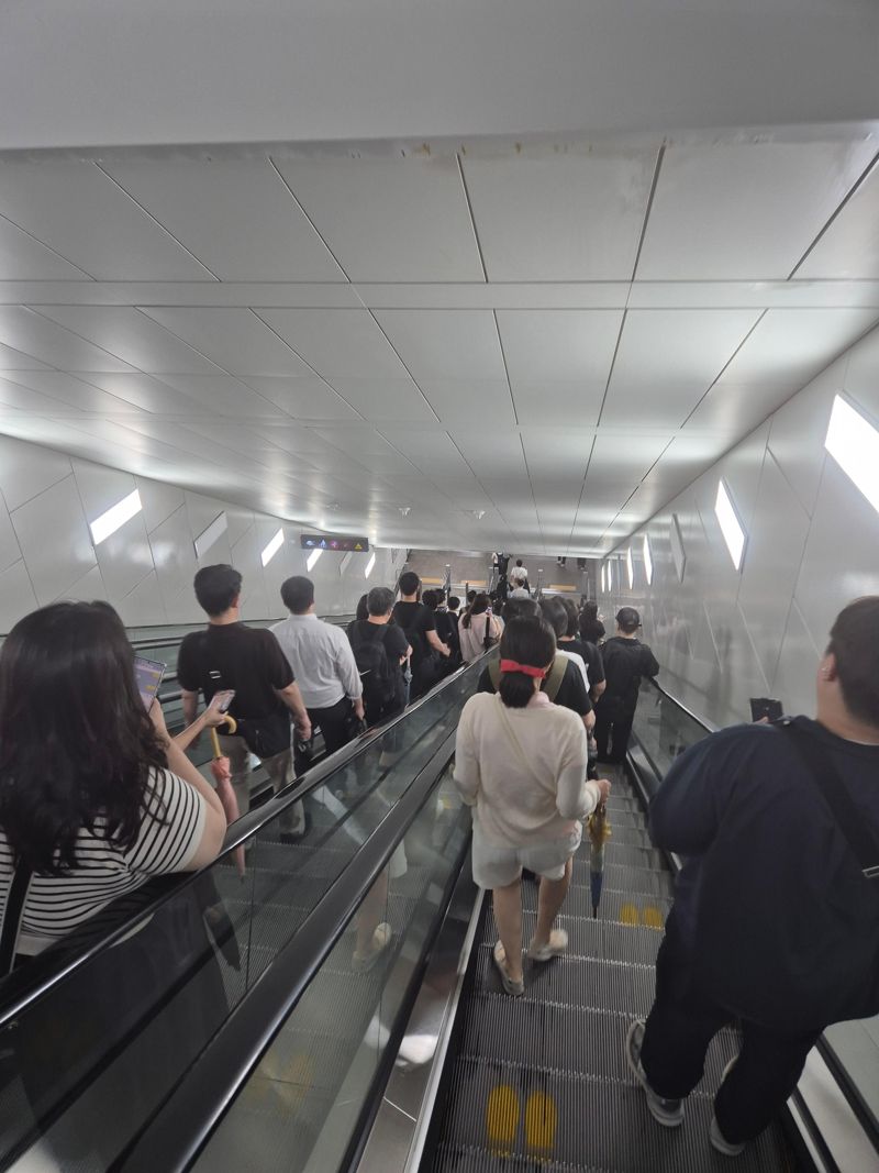 폭우로 차량 정체가 예상되면서 직장인들이 지하철역으로 대거 몰렸다. 열차를 탑승하기 위해 승강장으로 향하는 시민들의 모습. 사진=김예지 기자