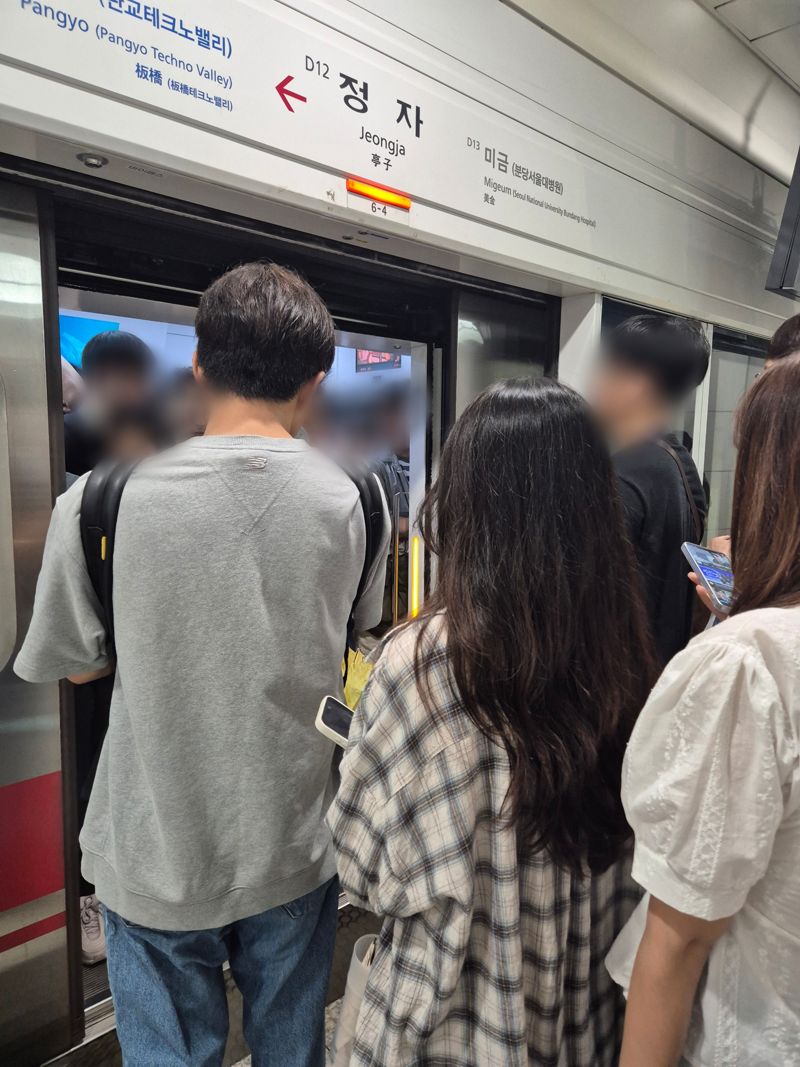 인파가 몰려 열차를 다 타지 못하고 먼저 보내는 상황도 발생했다. 사진=김예지 기자