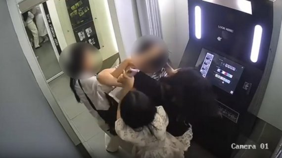 한인여성과 베트남 여성이 베트남의 한 즉석사진관에서 시비가 붙었다. 출처=SNS