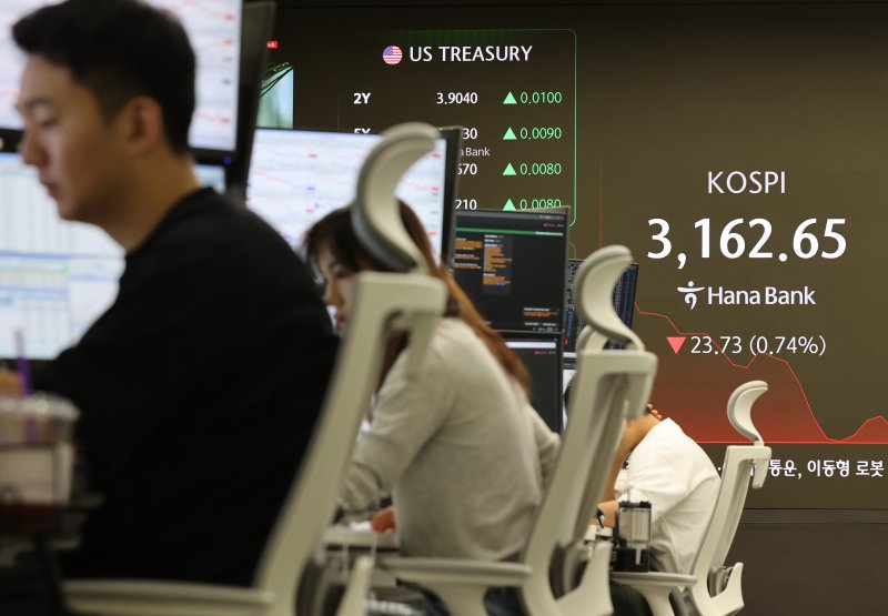 17일 서울 중구 하나은행 본점 딜링룸에서 직원들이 업무를 보고 있다./사진=연합뉴스