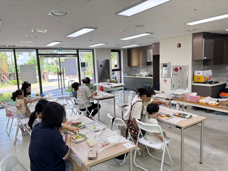 지난 12일 서울 강동구 강일동 강동리버스트 7단지 입주민들이 단지 내 공유주방에서 쿠킹·베이킹 클래스에 참여하고 있다.