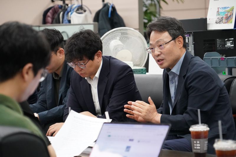 박은식 산림청 산림산업정책국장(맨오른쪽)이 17일 정부대전청사 기자실에서 대형산불 피해지 복구 조림에 대해 백브리핑하고 있다.