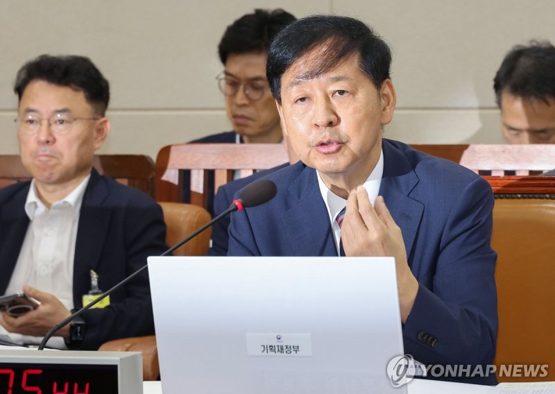 구윤철 부총리 겸 기재부장관 후보자가 17일 국회에서 열린 인사청문회에서 답변하고 있다. 연합뉴스