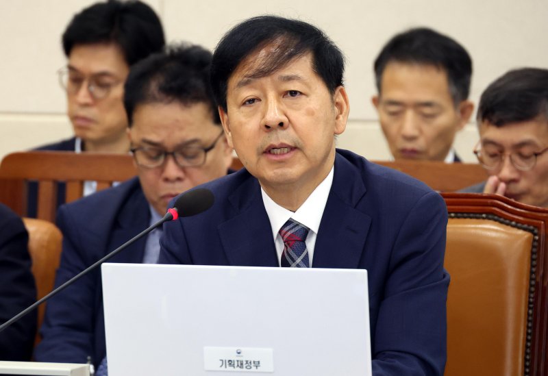 구윤철 경제부총리 겸 기획재정부 장관 후보자가 17일 서울 여의도 국회 기획재정위원회에서 열린 인사청문회에서 의원의 질의에 답변하고 있다. 뉴시스 사진