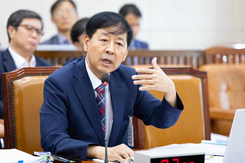 구윤철 부총리 겸 기획재정부 장관 후보자가 17일 서울 여의도 국회 기획재정위원회에서 열린 인사청문회에서 의원 질의에 답하고 있다. 뉴스1