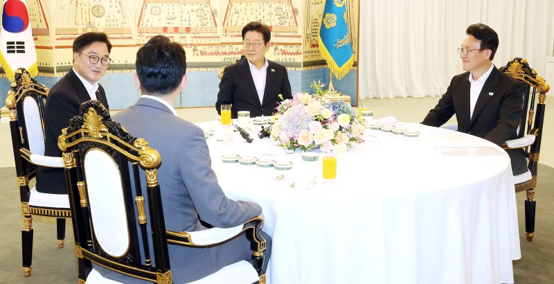 이재명 대통령, 국회의장-국무총리와 만찬 (서울=연합뉴스) 홍해인 기자 = 이재명 대통령이 17일 서울 한남동 관저에서 우원식 국회의장, 김민석 국무총리와 만찬 자리를 갖고 있다. 왼쪽부터 시계방향으로 우 의장, 이 대통령, 김 총리, 강훈식 대통령비서실장. 2025.7.17 [대통령실통신사진기자단] hihong@yna.co.kr (끝)