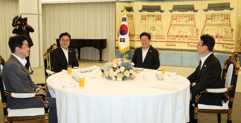 [서울=뉴시스] 고범준 기자 = 이재명 대통령이 17일 서울 한남동 관저에서 우원식 국회의장과 김민석 국무총리와 만찬에 앞서 환담을 나누고 있다. 오른쪽부터 김 총리, 이 대통령, 우 의장, 강훈식 비서실장. 2025.07.17. bjko@newsis.com <저작권자ⓒ 공감언론 뉴시스통신사. 무단전재-재배포 금지.> /사진=뉴시스화상