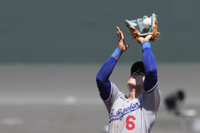 LA 다저스의 김혜성이 12일(현지 시간) 미 캘리포니아주 샌프란시스코 오라클 파크에서 열린 2025 메이저리그 샌프란시스코 자이언츠와의 경기 8회 말 뜬공 수비를 하고 있다. 뉴시스