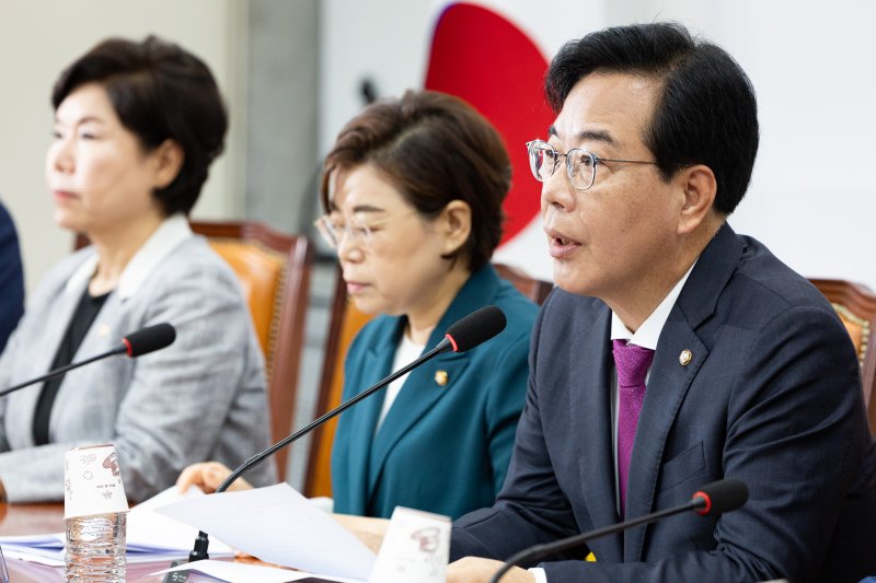 송언석 국민의힘 비상대책위원장 겸 원내대표가 17일 서울 여의도 국회에서 열린 비상대책위원회의에서 모두 발언을 하고 있다. 뉴스1