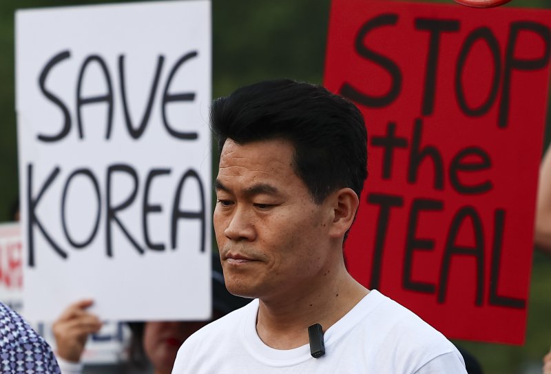 한국사 강사 전한길씨가 30일 경기도 과천 중앙선거관리위원회 청사 앞에서 공정선거 보장을 촉구하는 보수단체 집회에 참가하고 있다. 2025.05.30. /사진=뉴시스