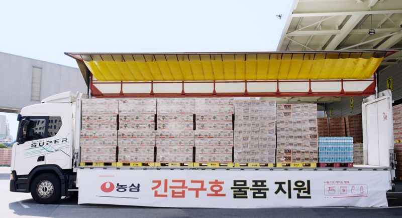 <span id='_stock_code_004370' data-stockcode='004370'>농심</span>이 이머전시 푸드팩 사업으로 재난지역에 구호품을 지원하고 있다. 농심 제공 