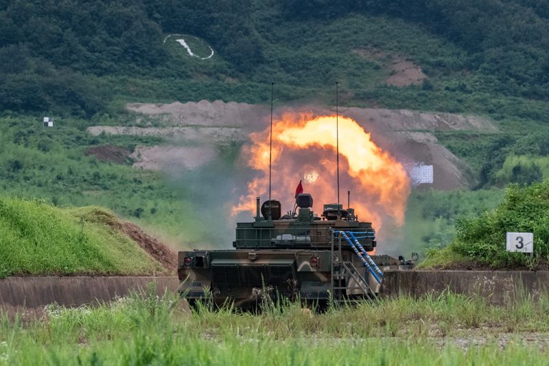 육군은 지난 1일부터 오는 25일까지 대전, 전남 장성 일대 병과학교(육군기계화학교, 육군포병학교, 육군종합군수학교) 등에서 '25-2기 육군 국제과정을 실시하고 있다. 사진은 'K2전차 운용 기본과정'에 참가한 폴란드군 교육생이 전차포를 실사격하는 모습. 육군 제공
