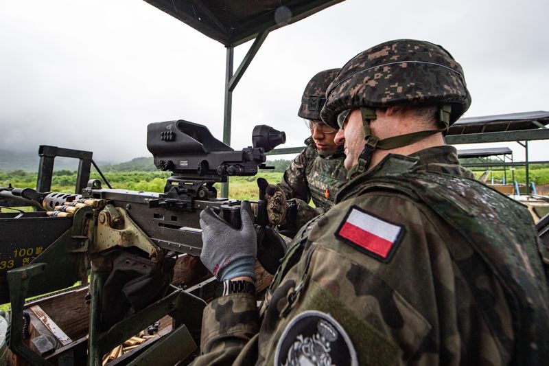 육군은 지난 1일부터 오는 25일까지 대전, 전남 장성 일대 병과학교(육군기계화학교, 육군포병학교, 육군종합군수학교) 등에서 '25-2기 육군 국제과정을 실시하고 있다. 사진은 'K2전차 운용 기본과정'에 참가한 폴란드군 교육생이 K6중기관총을 실사격 하는 모습. 육군 제공