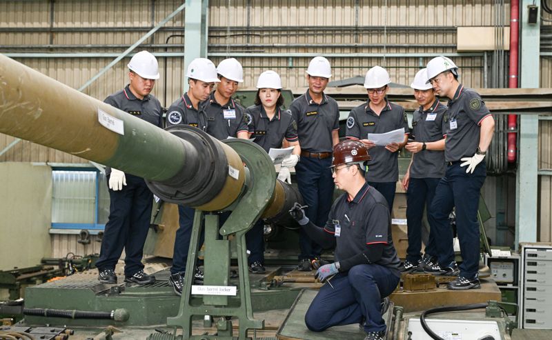 육군은 지난 1일부터 오는 25일까지 대전, 전남 장성 일대 병과학교(육군기계화학교, 육군포병학교, 육군종합군수학교) 등에서 '25-2기 육군 국제과정을 실시하고 있다. 사진은 'K9자주포 정비과정'에 참가한 교육생들이 교관으로부터 K9자주포 정비 노하우를 교육받는 모습. 육군 제공