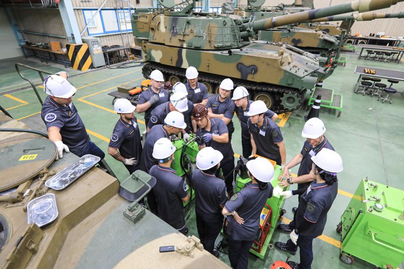 육군은 지난 1일부터 오는 25일까지 대전, 전남 장성 일대 병과학교(육군기계화학교, 육군포병학교, 육군종합군수학교) 등에서 '25-2기 육군 국제과정을 실시하고 있다. 사진은 'K9자주포 정비과정'에 참가한 교육생들이 교관으로부터 K9자주포 정비 노하우를 교육받는 모습. 육군 제공